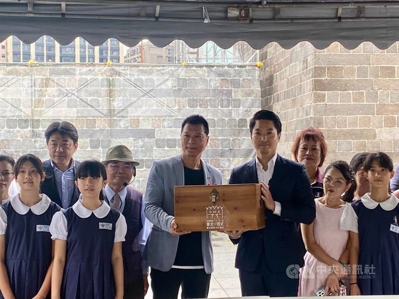 児童らと北門の修復に関するイベントに出席した台北市の蒋万安市長（前列右から3人目）