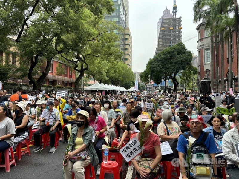国会職権関連法改正に反対する抗議活動の参加者ら＝2024年5月24日、台北市