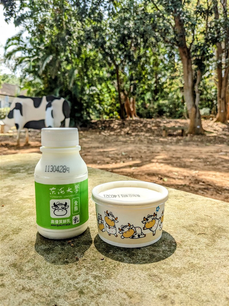 東海大学で販売されるフレッシュな味わいの牛乳(左)とアイスクリーム(右)