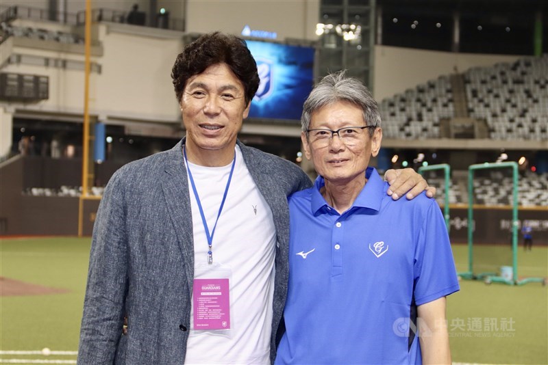 ベストフレンドの郭泰源氏（右）と＝中村充孝撮影