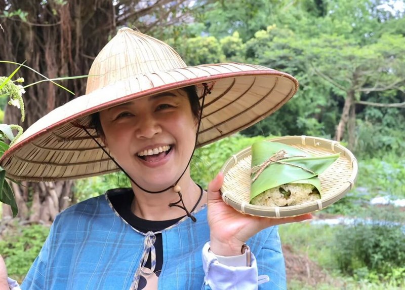 アミ族に伝わるおにぎり「ムム」が振舞われた=新北市政府原住民族行政局提供