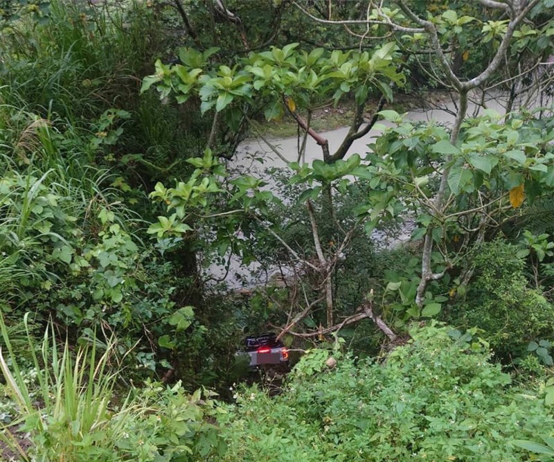 南部・嘉義県の阿里山公路で約10メートル下に転落した乗用車＝警察提供