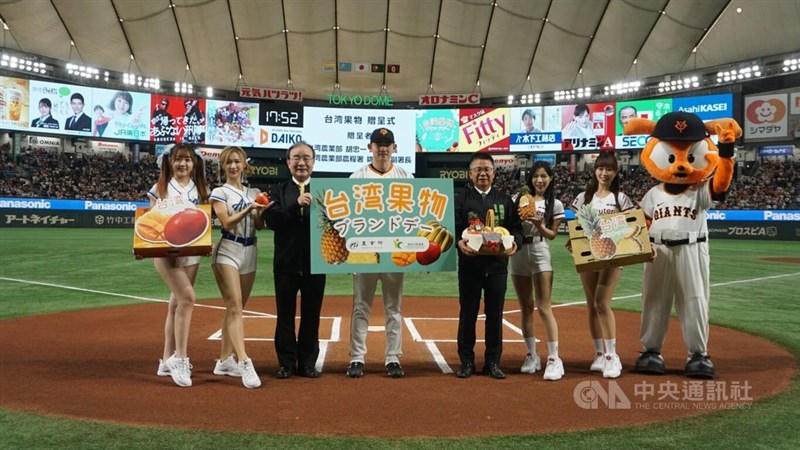 東京ドームで台湾果物をPRする農業部の胡忠一政務次長（左から3人目）、台湾プロ野球のチアガールら