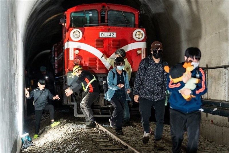 阿里山林業鉄路のトンネル内で実施された災害対応訓練の様子（阿里山林業鉄路・文化資産管理処提供）