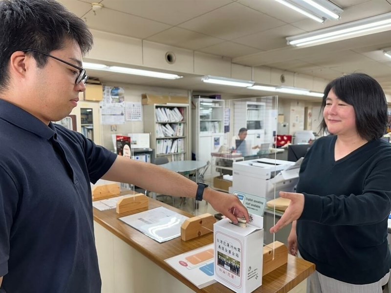 募金箱に寄付をする男性（花蓮市公所提供）