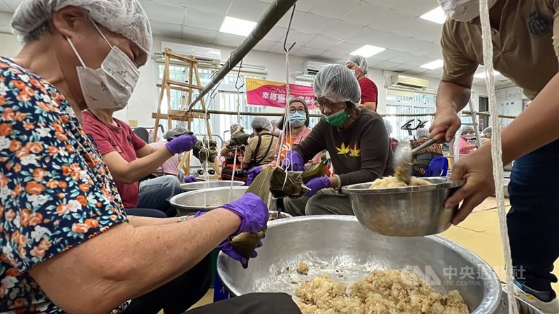 10日の端午節を前にちまきを作る台東県鹿野郷竜田村の女性ら＝1日、中央社記者盧太城撮影