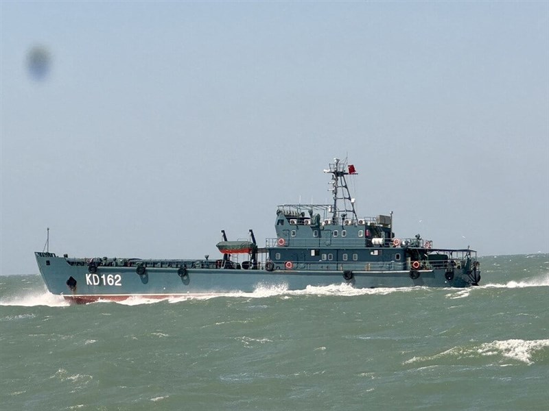 金門周辺の制限水域に進入した中国陸軍の補給船（海巡署提供）