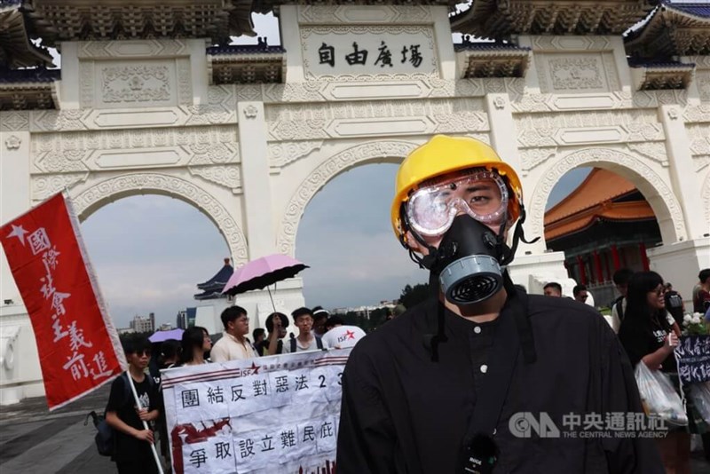 香港でのデモの際に用いられた防毒マスクを身に着ける参加者＝趙世勳撮影