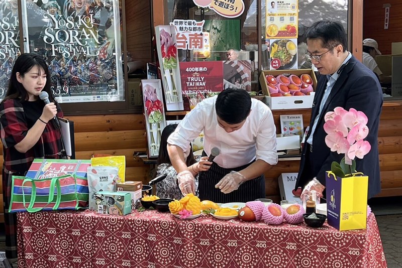 札幌市で開催のYOSAKOIソーラン祭りで台南市産マンゴーのトップセールスを行う黄偉哲市長（右）＝同市政府提供