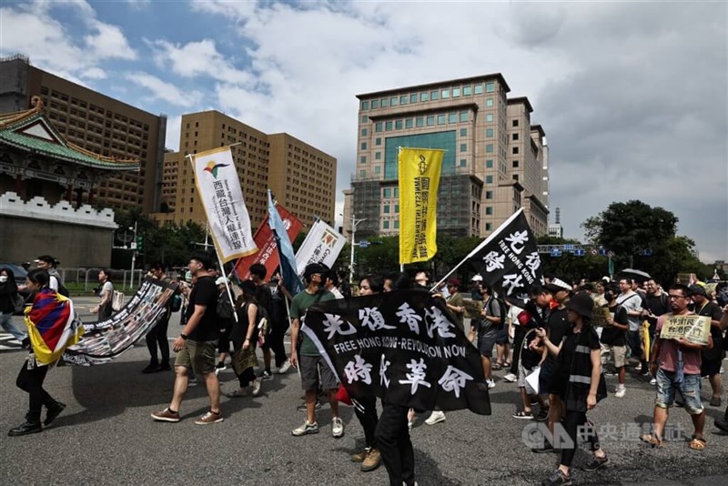 香港での大規模デモで使われた標語「光復香港　時代革命」（香港を取り戻せ　革命の時代だ）と書かれた旗を掲げて歩く人の姿も見られた＝翁睿坤撮影