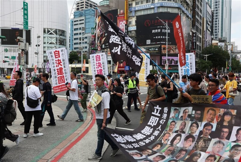 デモ隊は台北の繁華街・西門町を通過し、多くの市民の注目を集めた＝趙世勳撮影