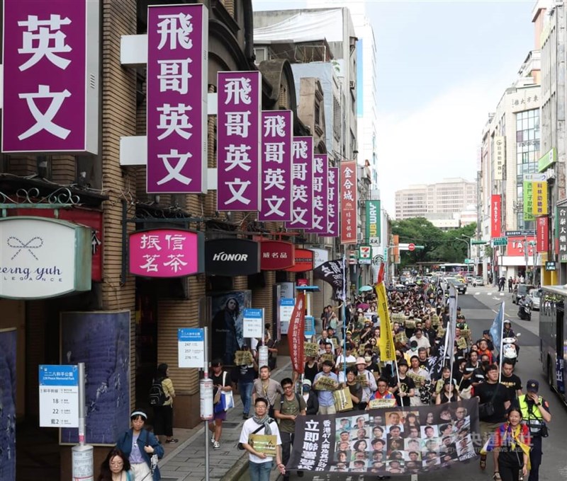 デモ隊は台北市の中心部を約2キロにわたって練り歩いた＝趙世勳撮影