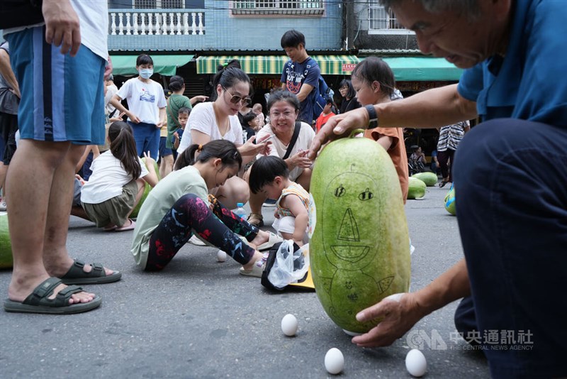 持参した卵で「卵立て」を行う参加者もいた＝黄郁菁撮影