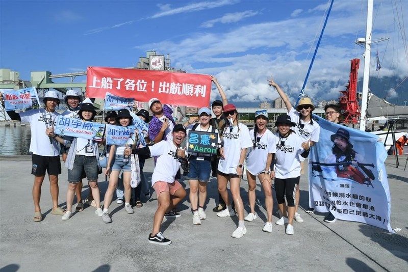 石垣島への航海の出発前に記念撮影する台湾の芸能人ら＝2024年6月9日、花蓮県（三立テレビ、中華テレビ提供）