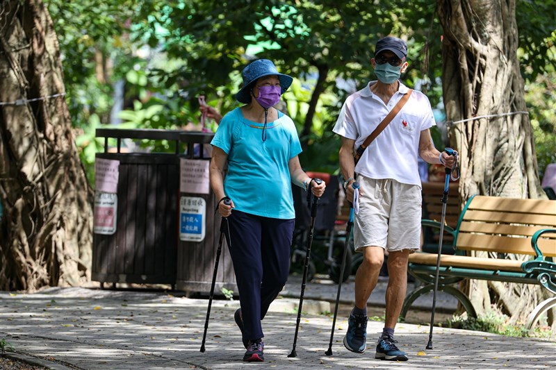 台北市文山区内の公園を散歩する市民＝12日、中央社記者鄭清元撮影