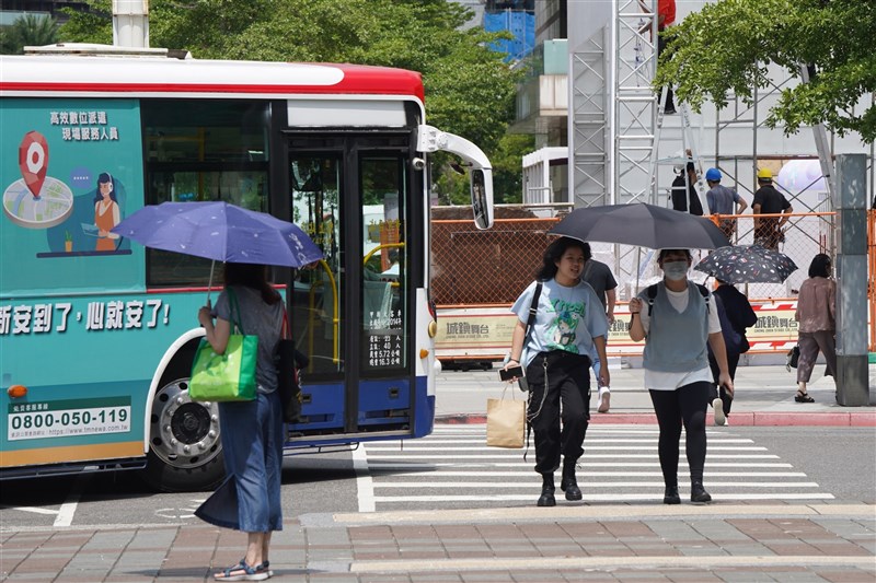 台北市中山区の交差点を渡る歩行者ら＝中央社資料写真