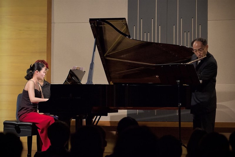 タイ・バンコクでのコンサートで共演するピアニストの黄英樺さん（左）とフルート奏者の松島寛さん（松島さん提供）