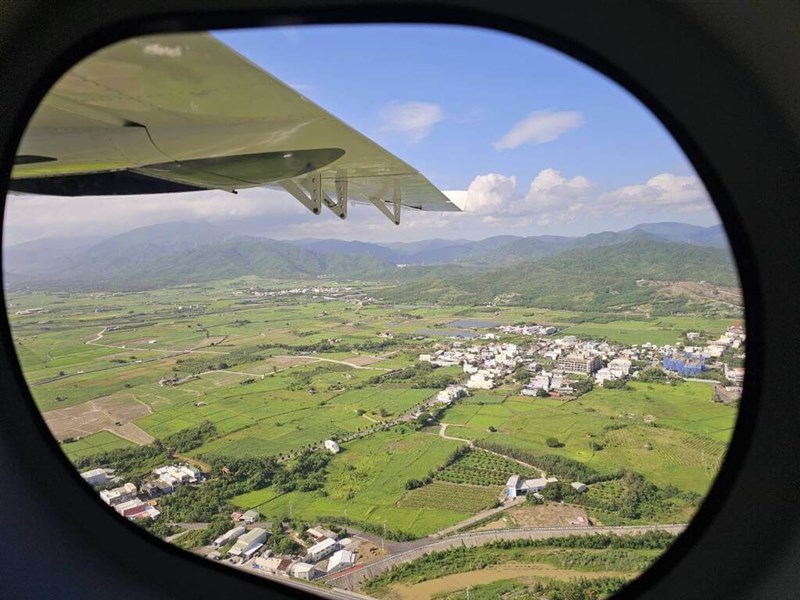 飛行機の中から眺める南部・屏東県の風景（屏東県政府提供）