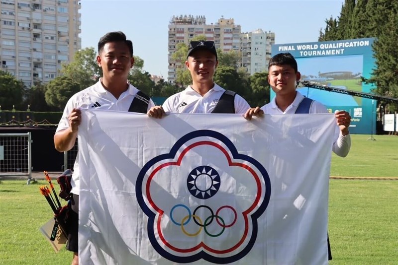 男子リカーブ団体の台湾代表選手。左から戴宇軒、林子翔、湯智鈞＝中華民国射箭協会提供