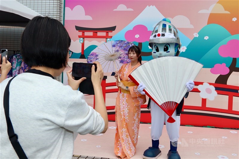 球場内には浴衣の試着やおみくじができるブースなどが設置され、来場者が日本の文化を体験した＝新北市で2024年6月16日、中村充孝撮影