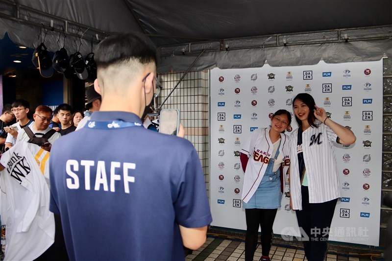 パ・リーグ各球団のユニフォームを試着して記念撮影できるブースは特に人気が高く、長蛇の列ができていた＝新北市で2024年6月16日、中村充孝撮影