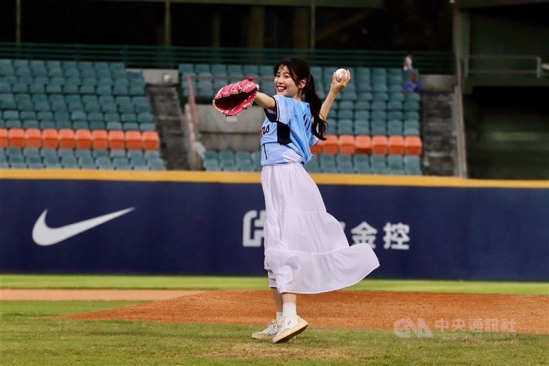 16日の始球式には、日本ハムの本拠地、エスコンフィールドがある「Fビレッジ」のアンバサダーを務める元ファイターズガールの滝谷美夢さんが登場。「Fビレッジは1日を通して楽しむことができるアドベンチャーパークのような場所」と紹介し、観客に「ぜひ遊びに来てください」と呼び掛けた＝新北市で2024年6月16日、中村充孝撮影