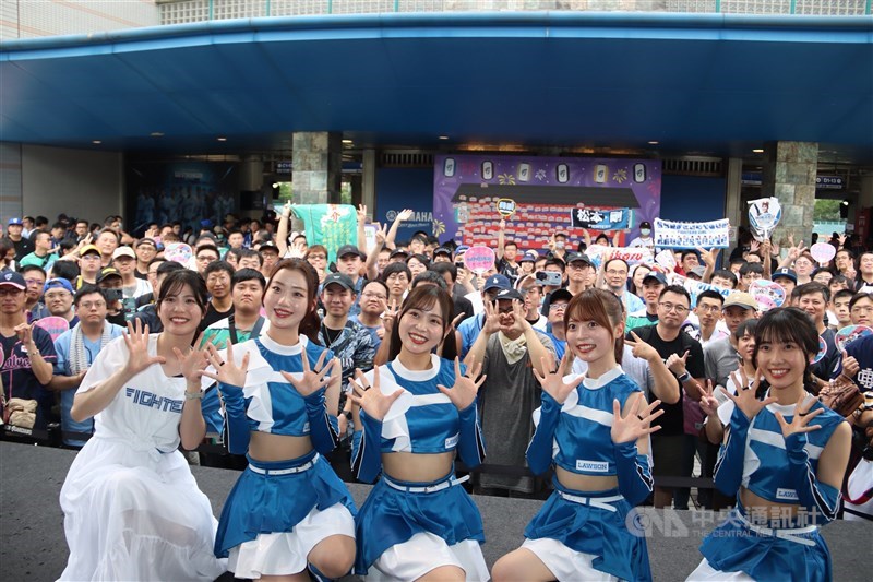 ファイターズガールズとの撮影会には多くのファンが詰めかけ、日本ハムのユニホームを着たり応援グッズを手にしたりして参加するファンもいた＝新北市で2024年6月16日、中村充孝撮影