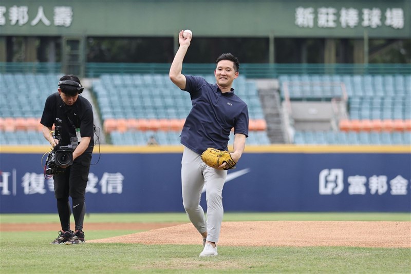 15日の始球式で投球する杉谷氏＝新北市で2024年6月15日（富邦ガーディアンズ提供）