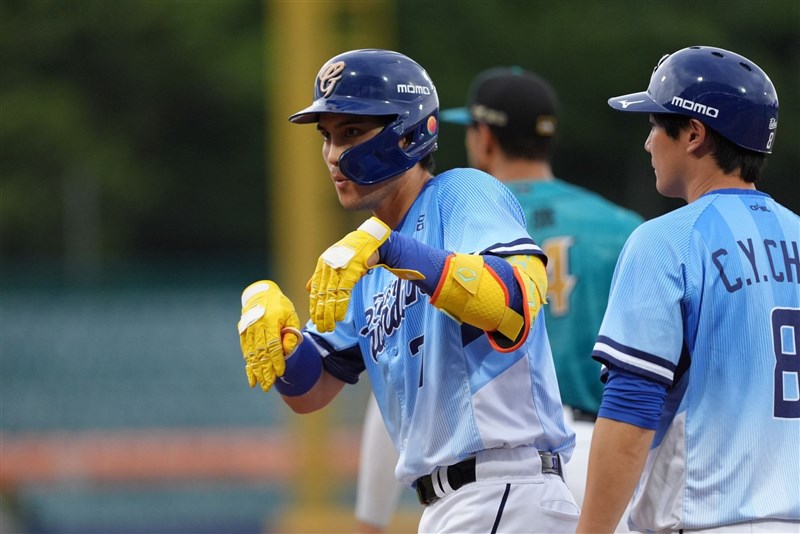 試合中、きつねダンスのポーズを真似する富邦の選手＝新北市で2024年6月15日（富邦ガーディアンズ提供）