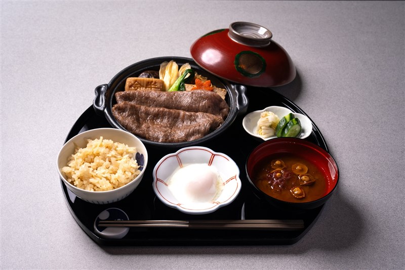 スターラックス（星宇）航空は7月1日から、すき焼きの老舗店「人形町今半」とコラボレーションした「黒毛和牛すき焼」を東京発のファーストクラスとビジネスクラスの機内食で提供する（スターラックス航空提供）
