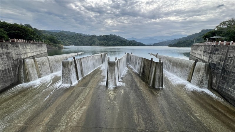 250日に満水となった中部・苗栗県の鯉魚潭ダム＝読者提供
