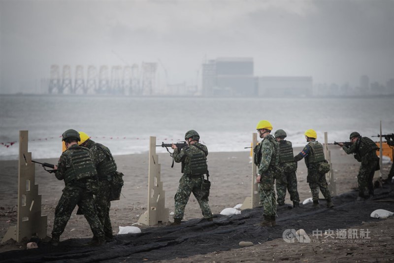 新北市林口の中福ビーチで野戦射撃訓練を行う義務兵ら