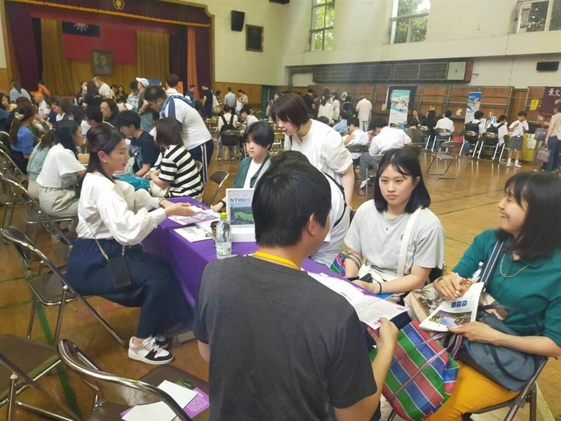 15日、千代田区の東京中華学校で開かれた台湾留学フェアの様子＝日本台湾教育センター提供