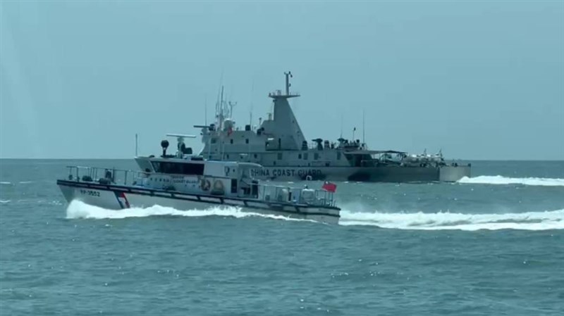 海巡署の巡視艇（手前）と中国海警局の船（同署ウェブサイトから）