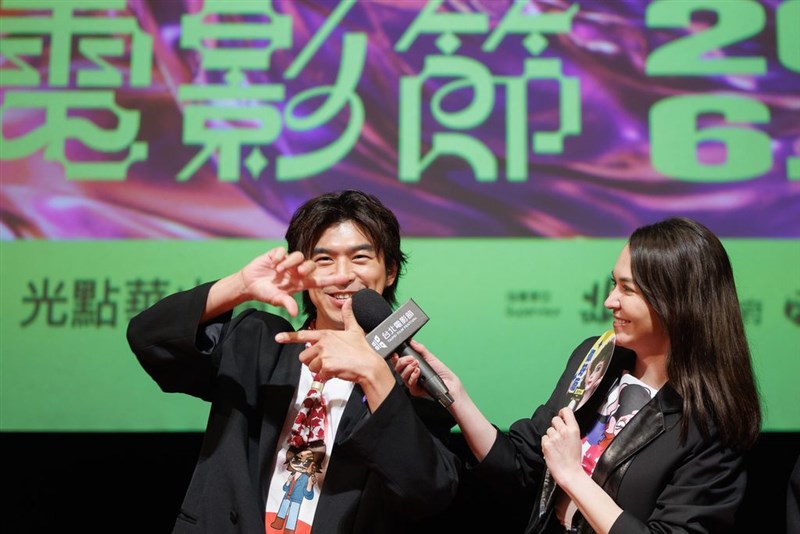 「鬼才之道」に登場した楽曲を振り付きで披露するチェン・ボーリン（左）＝台北映画祭提供
