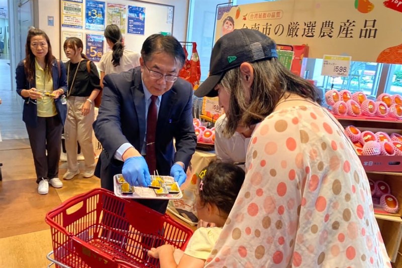 関西のスーパーで台南市産マンゴーのトップセールスを行う黄偉哲市長（同市政府提供）