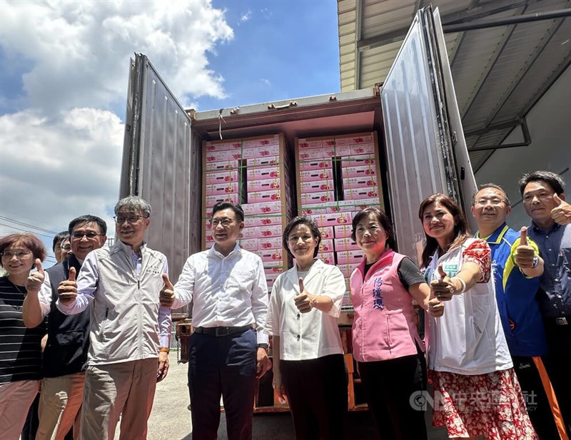 日本に輸出される台湾産ドラゴンフルーツ赤肉種の出発式でポーズを決める鄭麗君行政院副院長（右から5人目）