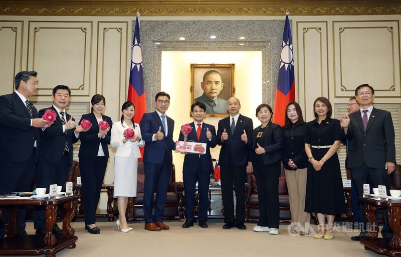 韓国瑜立法院長（右から5人目）から台湾産ドラゴンフルーツを贈られる滝波宏文参院議員（左から6人目）ら
