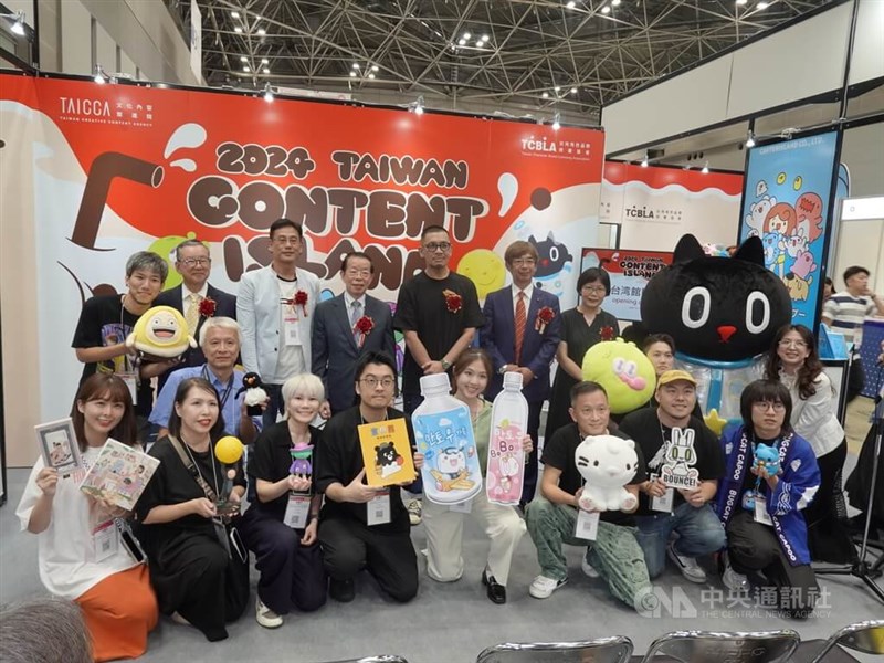 ライセンス展「ライセンシングジャパン」に参加する台湾のクリエーターや視察に訪れる謝長廷駐日代表（後列左から4人目）ら