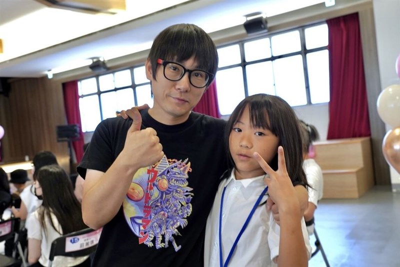 医療用のウィッグ作りのため髪を寄付した少年（右）と父親＝新北市政府社会局提供