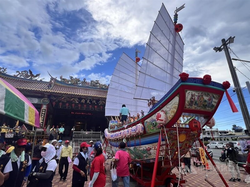 「南州迎王平安祭典」で使用される法器「王船」＝2024年7月8日、中央社記者李卉婷撮影