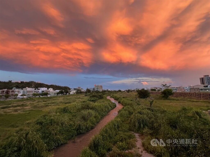 赤く染まった台東の空＝2024年7月8日、中央社記者盧太城撮影