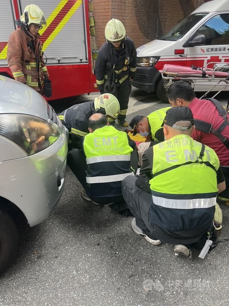 車にはねられ負傷した日本人女性の救助に当たる新北市消防局の職員ら