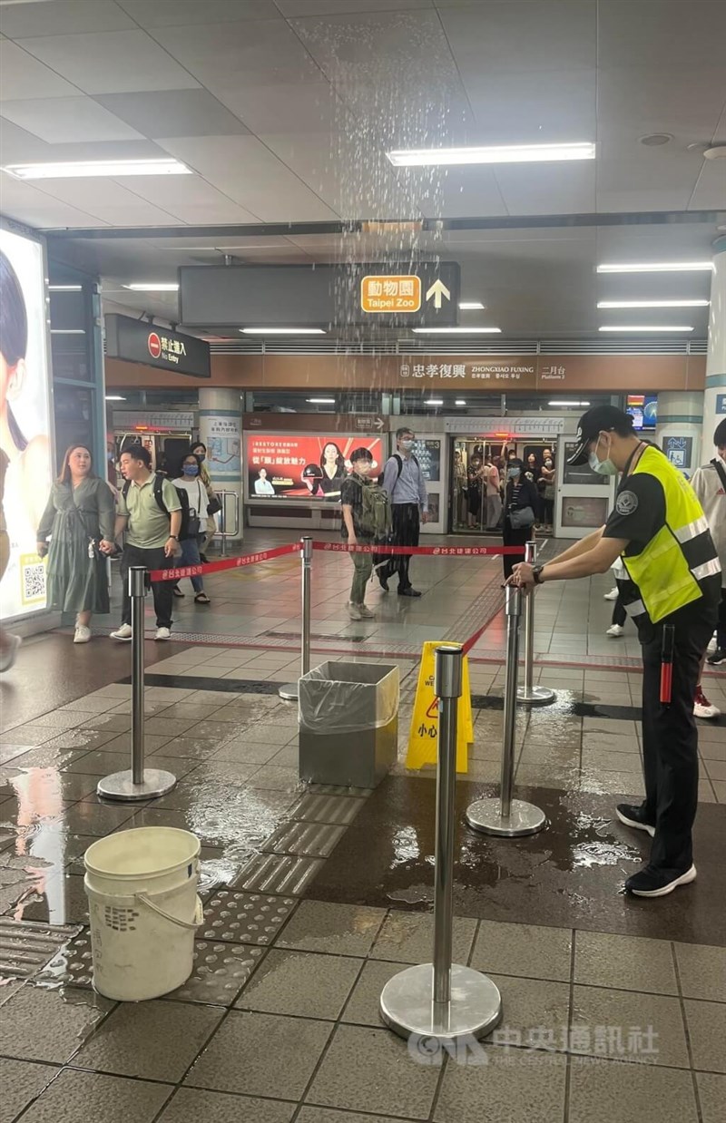 10日午後、雨漏りが発生したMRT忠孝復興駅のプラットホーム