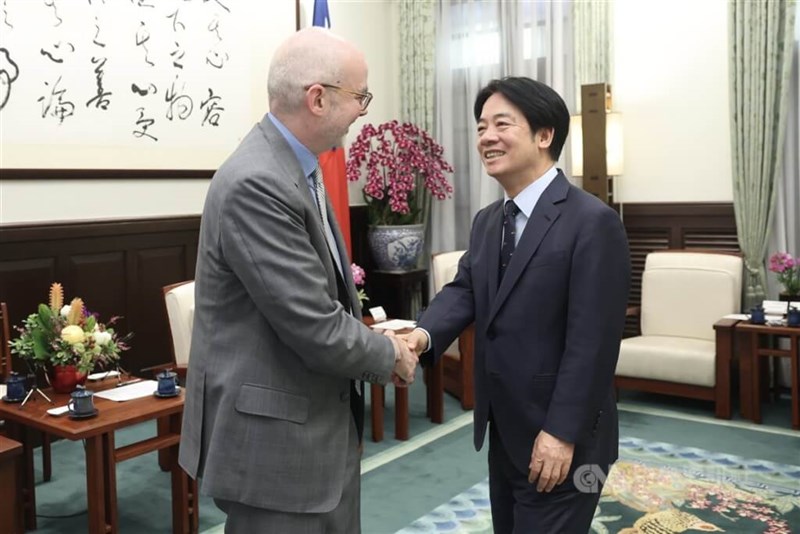 米国在台協会台北事務所のグリーン所長（左）と握手をする頼清徳総統