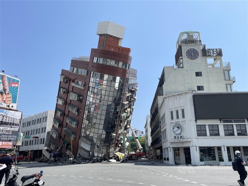 4月の地震で大きく傾けた花蓮市内のビル（資料）