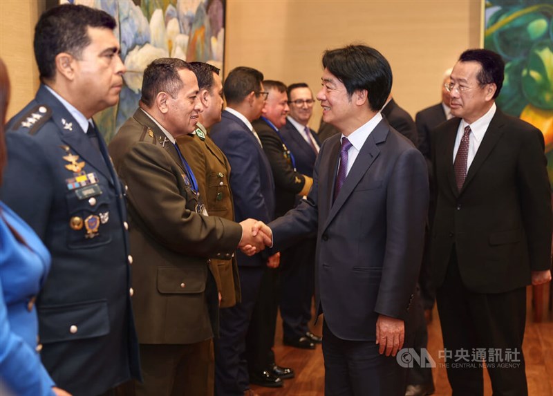 スペイン語圏の上級将校らと面会する頼清徳総統（右から2人目）