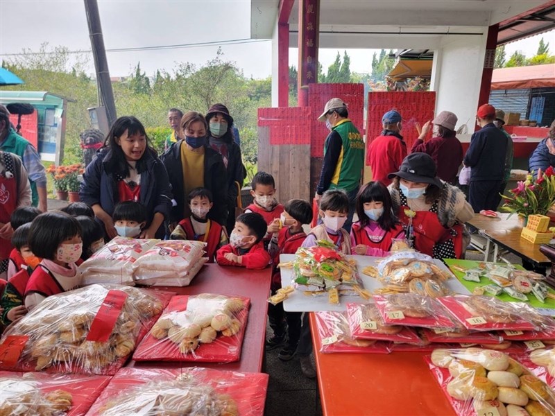 土地の守り神「土地公」の誕生日を祝う活動に参加する園児ら=教育部提供