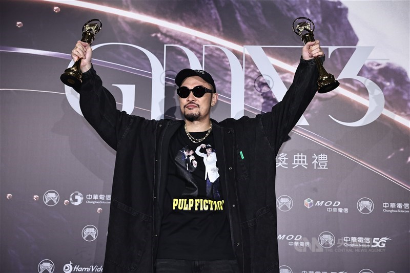 トロフィーを両手に掲げて喜びを表現するエム・シー・ホットドッグ。華語男性歌手賞に加え、作詞家賞も受賞した=台北・台北アリーナで2024年6月29日、中央社記者翁睿坤撮影