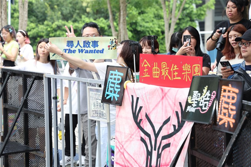 授賞式前に屋外で行われたレッドカーペットには、多くの音楽ファンが詰めかけた=台北・台北アリーナで2024年6月29日、中央社記者張新偉撮影